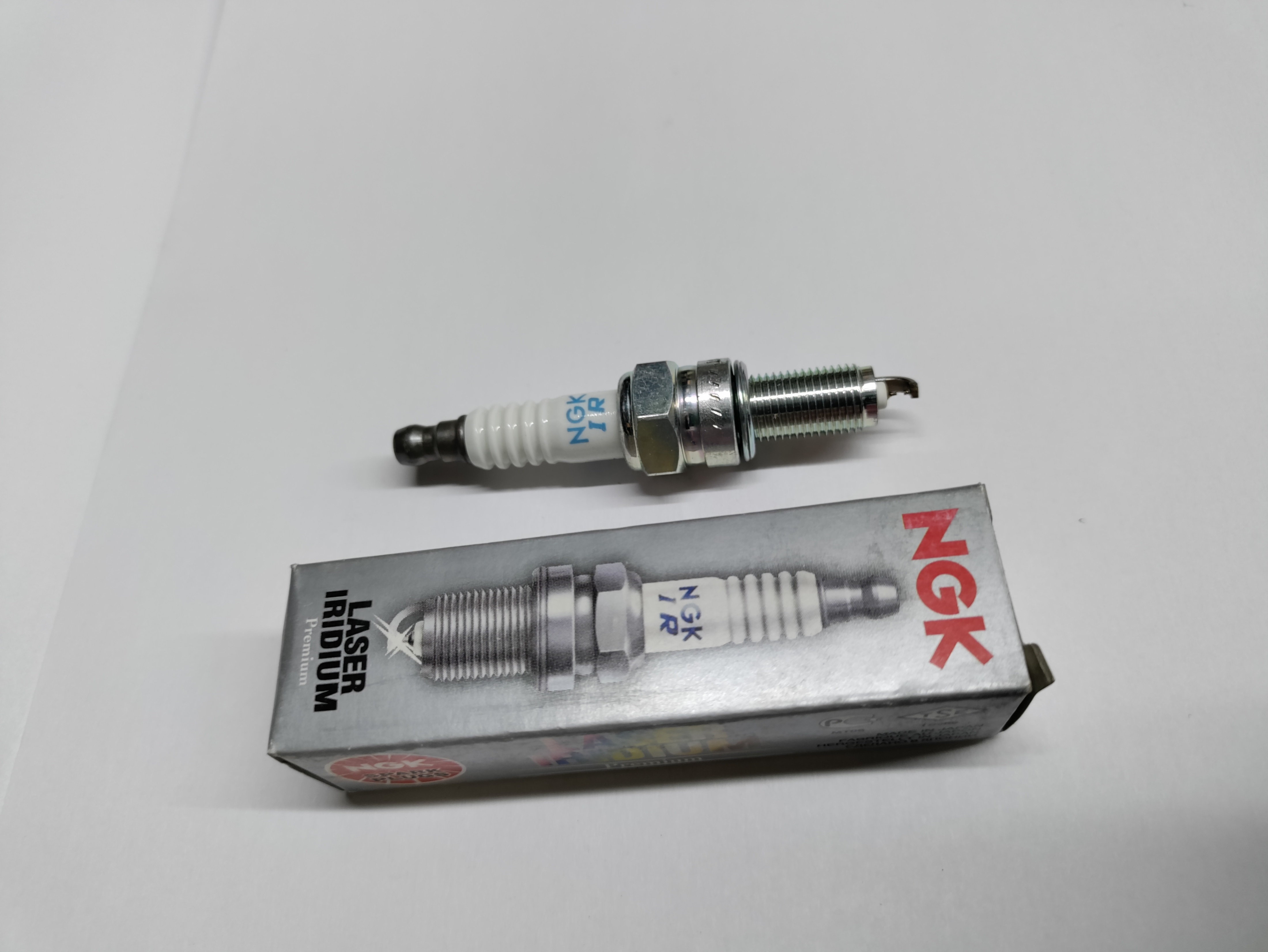 DIMR8A10 Laser Iridium Spark Plug - Click Image to Close