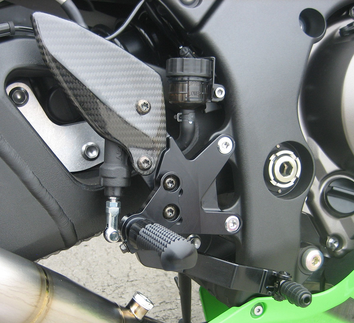 Graves Adjustable Rearsets w/ Carbon Fiber Heel Guard Fits ZX10R - Click Image to Close